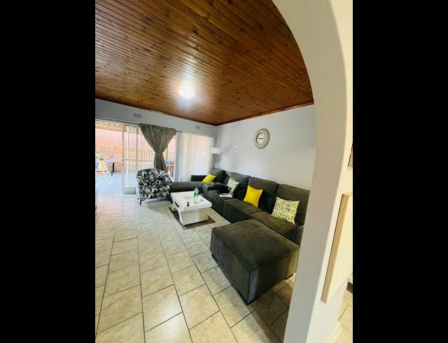 3 BEDROOM HOUSE FOR SALE IN BIRCHLEIGH NORTH